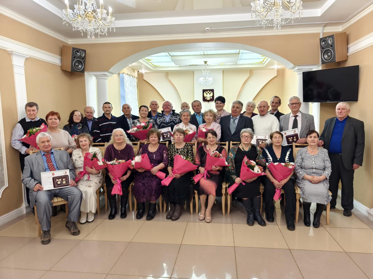 Еще 14 златоустовских пар удостоены знака «Семейное счастье»