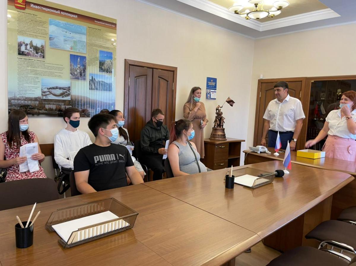 Глава Златоуста вручил ключи от квартир 12 молодым златоустовцам Глава Златоуста вручил ключи от квартир 12 молодым златоустовцам