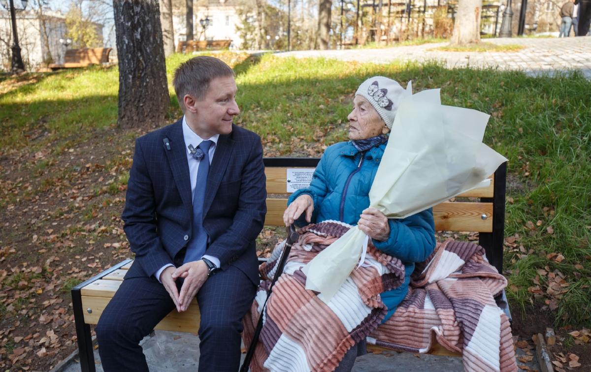 В Златоусте в благоустроенном по нацпроекту сквере появилась именная скамейка для ветерана Великой Отечественной войны