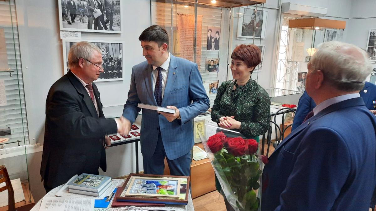Глава Златоуста Максим Пекарский посетил презентацию книги историка Юрия Окунцова